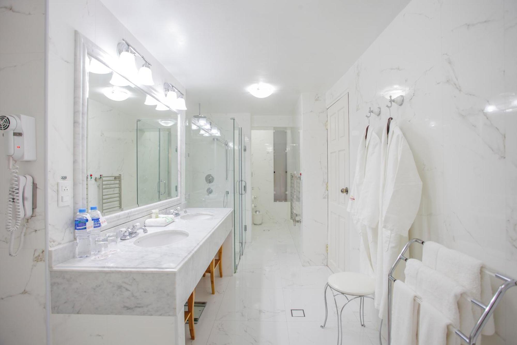Suite Spa Bath,1405523333:JPEG